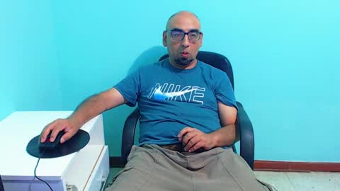 Snapshot of arnelux72 chatting on 12, 1, 2025 arnelux72 online show from 12, 1, 2025