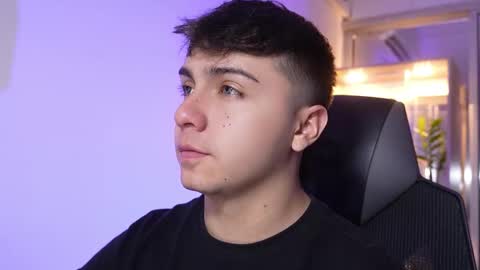 Snapshot of aron__cooper chatting on 4, 12, 2025 aron__cooper online show from 4, 12, 2025