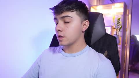 Snapshot of aron__cooper chatting on 17, 12, 2025 aron__cooper online show from 17, 12, 2025