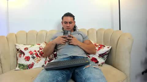 Snapshot of aroon_connor chatting on 28, 11, 2025 online show from 28, 11, 2025