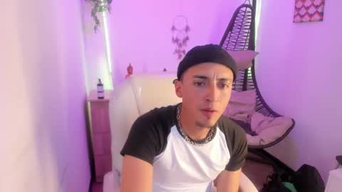 Snapshot of aroon_smith_ chatting on 22, 12, 2025 Aron online show from 22, 12, 2025