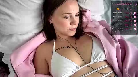 Snapshot of arya_stark7 chatting on 7, 11, 2025 Arya brunett and Cassie blond online show from 7, 11, 2025