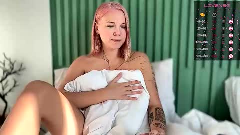 Snapshot of arya_stark7 chatting on 14, 12, 2025 Arya brunett and Cassie blond online show from 14, 12, 2025