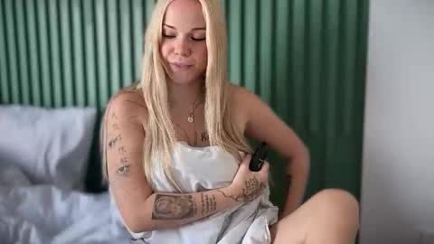 Arya brunett and Cassie blond online show from 20, 3, 2026