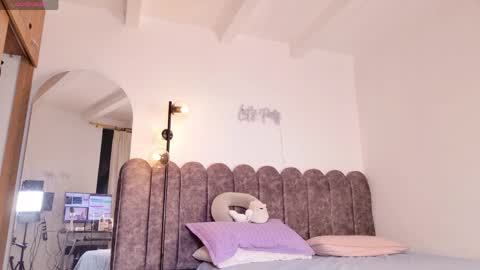 aryascollins online show from 5, 4, 2026