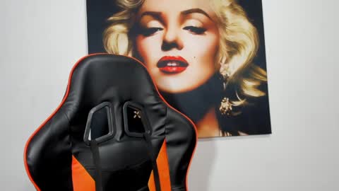 Snapshot of ashleytravis_ chatting on 7, 1, 2025 online show from 7, 1, 2025