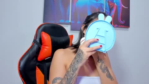 Snapshot of ashleytravis_ chatting on 14, 1, 2025 online show from 14, 1, 2025