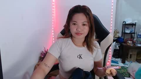 Snapshot of asian_honey69 chatting on 12, 11, 2025 bb girl online show from 12, 11, 2025