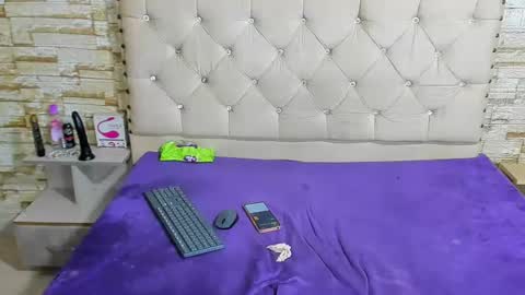 Monii Yi online show from 4, 1, 2025