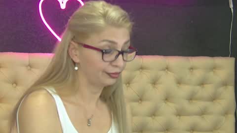 Snapshot of auramilff chatting on 10, 5, 2026 auramilff online show from 10, 5, 2026
