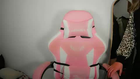 Snapshot of aurora_more chatting on 26, 9, 2025 cute online show from 26, 9, 2025