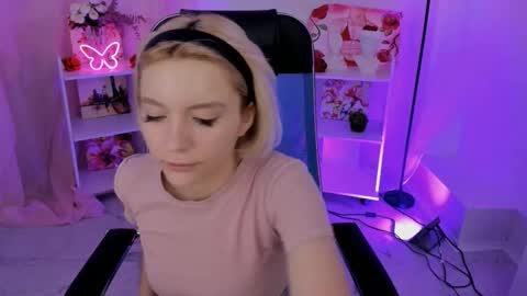 aurorawrenfield online show from 5, 11, 2025