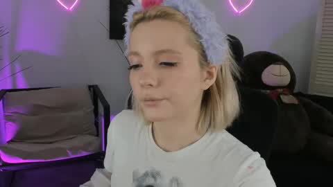 aurorawrenfield online show from 6, 3, 2026