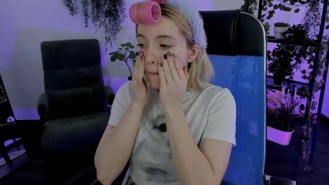 aurorawrenfield online show from 8, 4, 2026