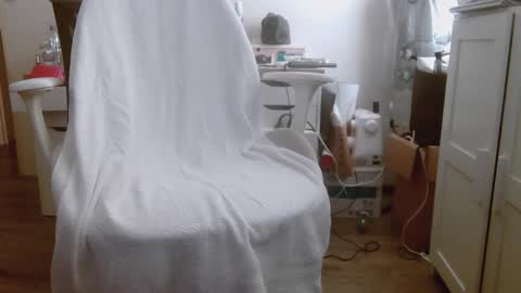 Snapshot of ausmopolitan chatting on 3, 12, 2025 ausmopolitan online show from 3, 12, 2025