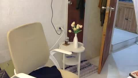 Snapshot of averageuncut1 chatting on 24, 11, 2025 Rhian online show from 24, 11, 2025