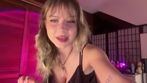 Snapshot of averyyy333 chatting on 8, 11, 2025 Avery online show from 8, 11, 2025