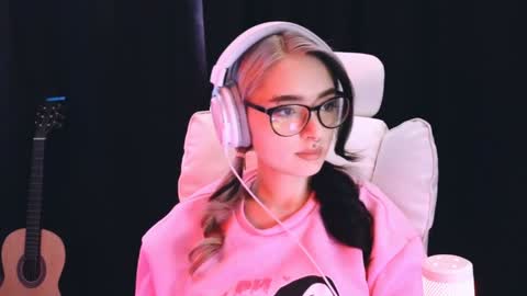 Snapshot of avi_nile chatting on 4, 2, 2025 Avriel online show from 4, 2, 2025