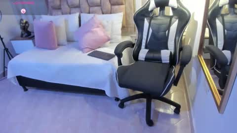 Snapshot of avis_lara chatting on 15, 1, 2025 AVIS online show from 15, 1, 2025