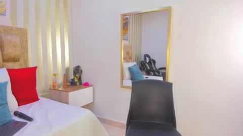 Snapshot of avis_lara chatting on 4, 11, 2025 AVIS online show from 4, 11, 2025