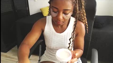 Snapshot of avis_lara chatting on 9, 11, 2025 AVIS online show from 9, 11, 2025