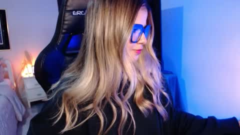 Snapshot of avrill_morgan chatting on 28, 11, 2025 Avrill Morgan online show from 28, 11, 2025