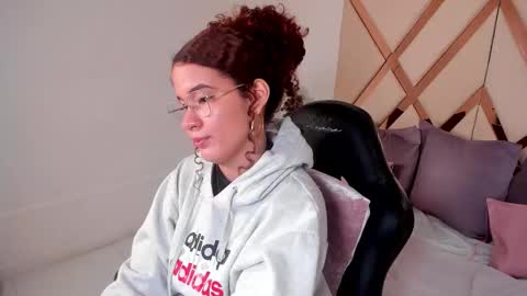 Snapshot of avrilwayne chatting on 22, 12, 2025 Avril online show from 22, 12, 2025