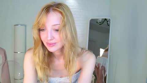 Snapshot of aweryuwu chatting on 28, 10, 2025 aweryuwu online show from 28, 10, 2025