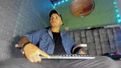 Axell Cross2 online show from 4, 2, 2026