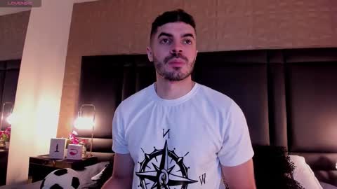 Snapshot of axelthompsom chatting on 6, 11, 2025 Axel Thompsom online show from 6, 11, 2025