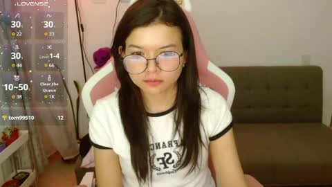 Snapshot of azu_chan chatting on 8, 5, 2026 Azu online show from 8, 5, 2026