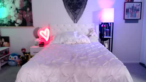 Snapshot of babyempathy chatting on 18, 11, 2025 akira online show from 18, 11, 2025