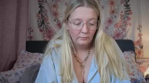 Snapshot of barbiegirl966 chatting on 28, 11, 2025 barbiegirl966 online show from 28, 11, 2025