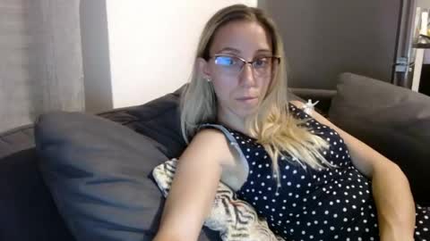 Snapshot of barelylegalblondy chatting on 28, 5, 2026 Lena online show from 28, 5, 2026
