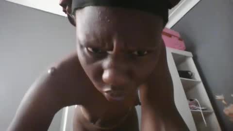 Snapshot of beautie699392 chatting on 3, 12, 2025 Lil stunner online show from 3, 12, 2025