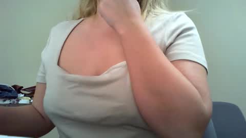 Snapshot of beauty_annyta chatting on 19, 3, 2026 beauty_annyta online show from 19, 3, 2026