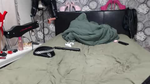 Snapshot of becky_cee chatting on 31, 10, 2025 Becky online show from 31, 10, 2025