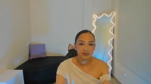 Snapshot of beella_tay1 chatting on 10, 9, 2025 BELLA online show from 10, 9, 2025