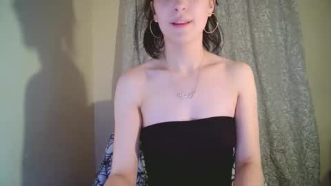 Snapshot of beezlebabee chatting on 29, 10, 2025 Mia online show from 29, 10, 2025