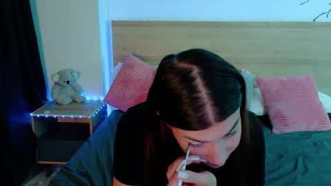 Snapshot of bella_davis_love chatting on 13, 12, 2025 bella_davis_love online show from 13, 12, 2025