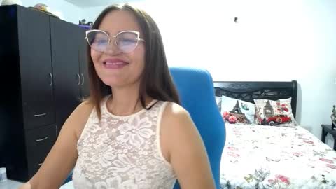 Snapshot of bella_ghisell chatting on 13, 11, 2025 Bella online show from 13, 11, 2025