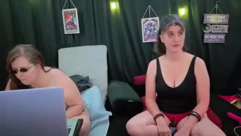 Snapshot of bella_james_1988 chatting on 16, 11, 2025 Bella James online show from 16, 11, 2025