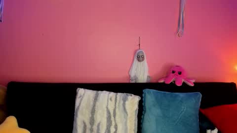 Bella Ponce  online show from 14, 10, 2025