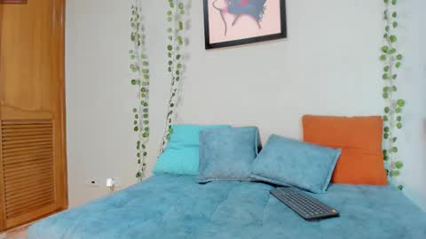 bella_sstone online show from 5, 12, 2025