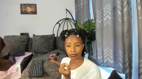 Snapshot of bella_thequeen chatting on 1, 6, 2026 Bella sweetpea online show from 1, 6, 2026