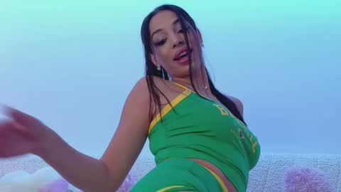 Snapshot of bella_vixen_ chatting on 9, 10, 2025 Bella online show from 9, 10, 2025