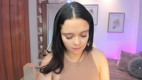  Bella Hadid  online show from 14, 12, 2024