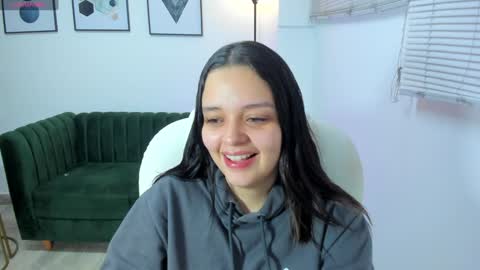  Bella Hadid  online show from 28, 12, 2024