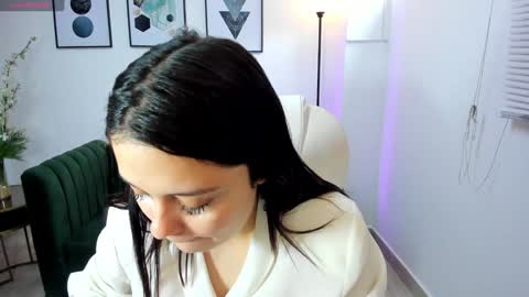  Bella Hadid  online show from 29, 12, 2024