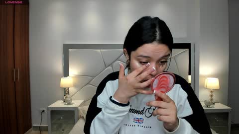  Bella Hadid  online show from 1, 2, 2025